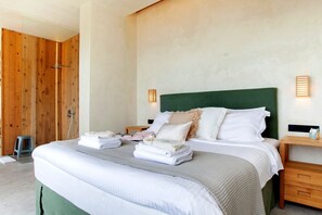 2 bedrooms, iron/ironing board, travel crib, free internet