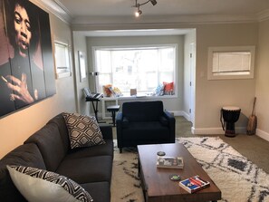 Smart TV, music library, stereo - Seattle's Hippest Music Home (Seattle)
