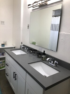 Shower, hair dryer, towels, soap - Seattle's Hippest Music Home (Seattle)