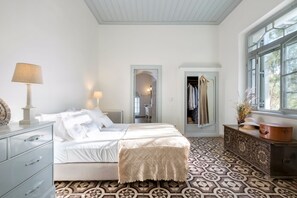 9 quartos, ferros/tábuas de passar roupa, acesso à internet