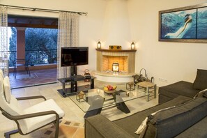 Smart TV, DVD player, table football, ping pong