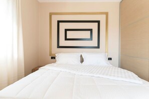 3 bedrooms, iron/ironing board, free internet, bed sheets