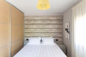 3 bedrooms, iron/ironing board, free internet, bed sheets