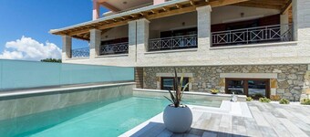 Villa Mourtos - Three Bedroom Villa, Sleeps 4