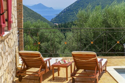 Crimson Villa - Two Bedroom Villa, Sleeps 4