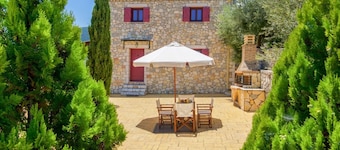 Crimson Villa - Two Bedroom Villa, Sleeps 4