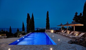 Piscine à débordement