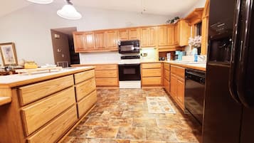 Kylskåp, mikrovågsugn, ugn och spishäll