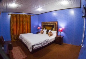 Iron/ironing board, free WiFi, bed sheets