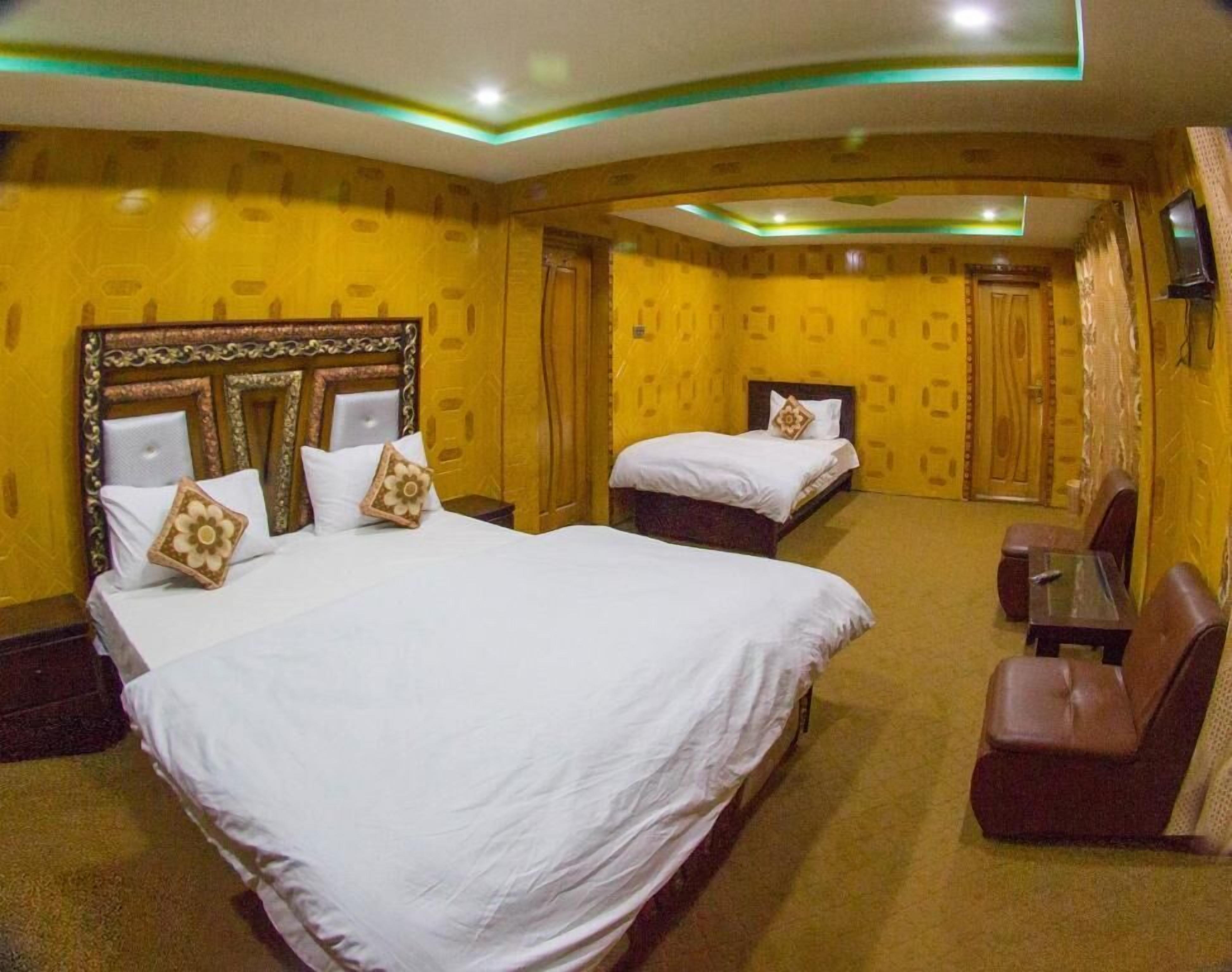 Tabla de planchar con plancha, wifi gratis y ropa de cama 