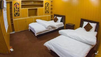 Habitación doble Deluxe | Tabla de planchar con plancha, wifi gratis y ropa de cama
