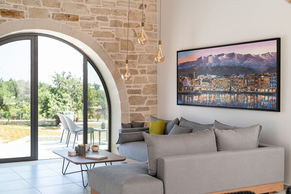 Smart TV, fireplace