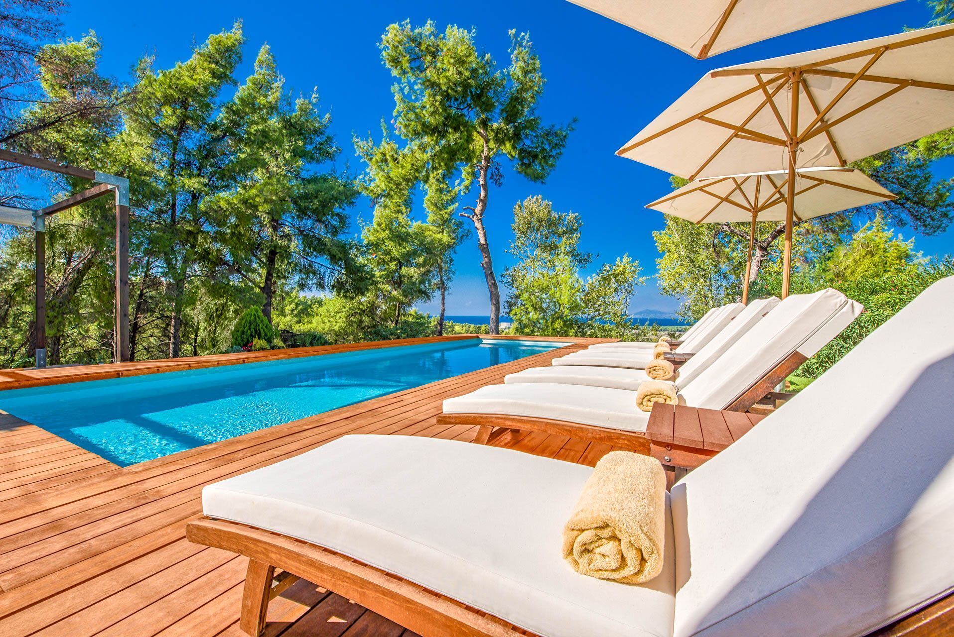 حمّام سباحة مُدفَّأ، مقاعد للتشمس