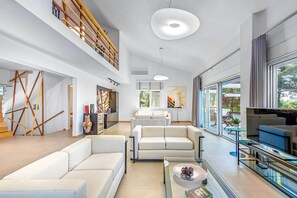 Televisión, chimenea y tenis de mesa