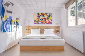 6 bedrooms, iron/ironing board, free internet, bed sheets