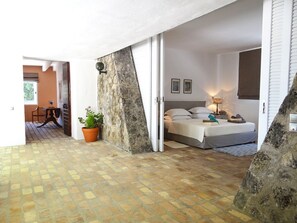 4 bedrooms, iron/ironing board, Internet, bed sheets