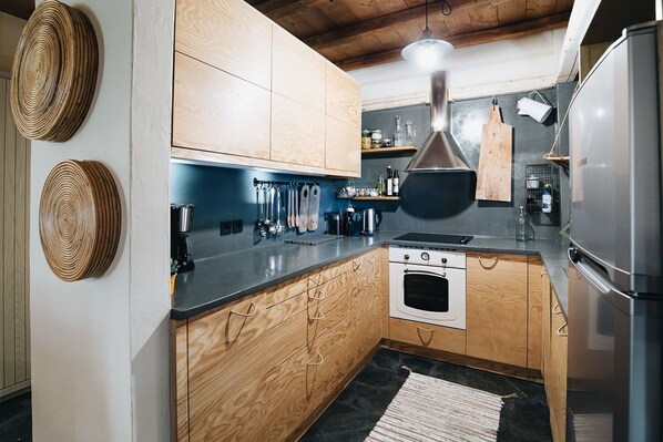 ثلاجة، غسالة أطباق، مستلزمات طهي/أطباق/أوعية، مائدة طعام