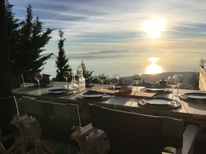 تناول الطعام بالخارج