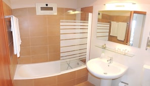Secadora de cabello, toallas, jabón, papel de baño