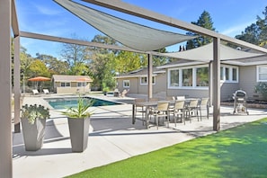 Outdoor dining - Sonoma Country Club Wine Country w/ pool (Sonoma)