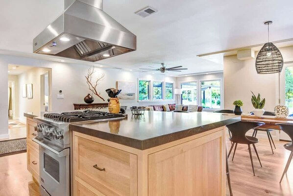 A modern kitchen with a central island, stainless steel appliances, and a ceiling fan. - Sonoma Country Club Wine Country w/ pool (Sonoma)
