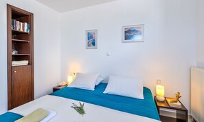 4 bedrooms, iron/ironing board, WiFi, bed sheets