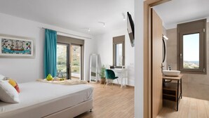 Ein modernes Schlafzimmer mit einem großen Bett, einem Schreibtisch und Blick ins Freie.