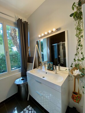 Combined shower/bathtub - Le Clos Sabatier, Maison de Charme Avec Piscine (Les Angles)