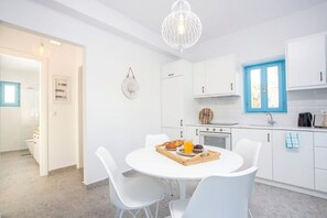 Réfrigérateur, four, lave-vaisselle, chaise haute