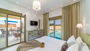 Une chambre d’hôtel moderne dotée d’un grand lit, d’une télévision, d’un bureau avec une chaise et offrant une vue sur une piscine.