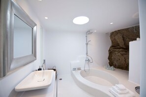 Sèche-cheveux, serviettes fournies