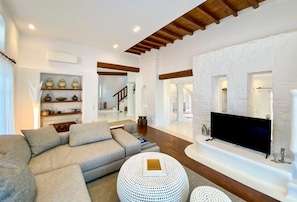 Smart TV, fireplace
