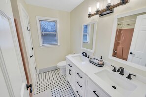Haartrockner, Handtücher, Seife, Shampoo