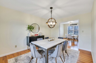Comfortable and bright home - near downtown Mystic.