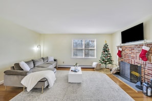 Smart TV, fireplace - Comfortable and bright home - near downtown Mystic.  (Groton)
