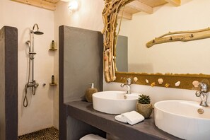 Sèche-cheveux, peignoirs, chaussons, serviettes fournies