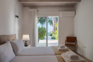 5 bedrooms, iron/ironing board, WiFi, bed sheets