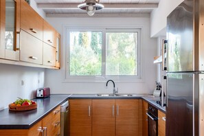 Mikrowelle, Geschirrspüler, Hochstuhl