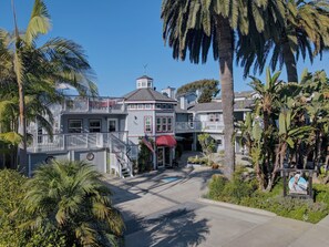 Exterior - Pelican Cove Inn (Carlsbad)