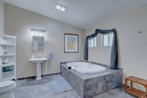 Pacific | Premium bedding, down comforters, individually decorated - Pelican Cove Inn (Carlsbad)