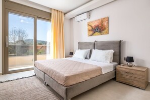 4 bedrooms, iron/ironing board, Internet, bed sheets