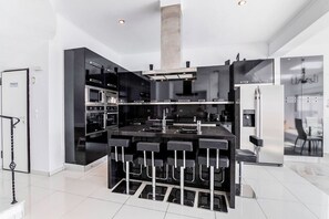 Kühlschrank, Geschirrspüler, Hochstuhl, Gefrierschrank