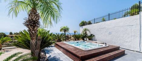 Outdoor spa tub
