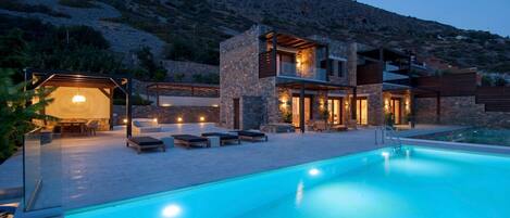 An infinity pool, a heated pool, pool loungers