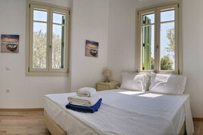 3 bedrooms, iron/ironing board, free internet, bed sheets