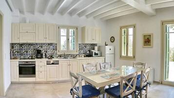 Een microgolfoven, een vaatwasser, een eettafel