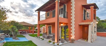 Villa Rahu - Four Bedroom Villa, Sleeps 8