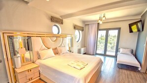 Ruime slaapkamer met een groot bed, nachtkastje, spiegel en uitzicht op de omgeving door een glazen deur.