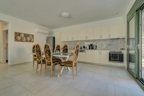 Lave-vaisselle, tables Ă manger