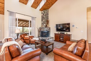TV, fireplace, DVD player, table football - Mountain Elegance w/ pool, spa, projector (Coarsegold)